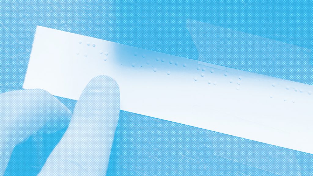 Photo en bichromie bleu et blanc, doigt lisant une étiquette braille