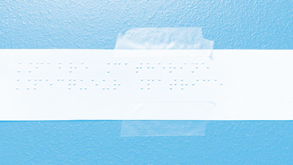 Photo en bichromie bleu et blanc, étiquette braille